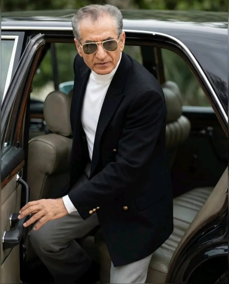 Pahlavishaah's tweet photo. تیپ و استایل آریامهر رو آدم میبینه فکر می‌کنه واسه مجله مد و فشن ۲۰۲۶ هست... https://t.co/nDmA662aXU