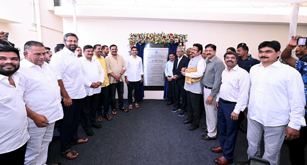 naralokesh's tweet photo. విశాఖ జిల్లా ఆనందపురం మండలం గంభీరం వద్ద స్నేహ సంధ్య ఏజ్ కేర్ ఫౌండేషన్ జెరియాట్రిక్&పాలియేటివ్ కేర్ సెంటర్‌ను ప్రారంభించాను. ముఖ్య దాతలతో సమావేశమయ్యాను. అనంతరం నిర్వహించిన సభలో మాట్లాడాను. స్వర్గీయ పద్మశ్రీ డా.ఎస్.వి. ఆదినారాయణరావు గారు సమాజానికి చేసిన సేవలు చిరస్మరణీయం. ఒక వ్యక్తి చేసిన దానం నేడు అనేక మందికి ఉపయోగపడే మహావృక్షంగా మారింది. ఆదినారాయణరావు గారి కుటుంబం సమాజ సేవ కోసం ఆరు ఎకరాల భూమిని కేటాయించడం అభినందనీయం.