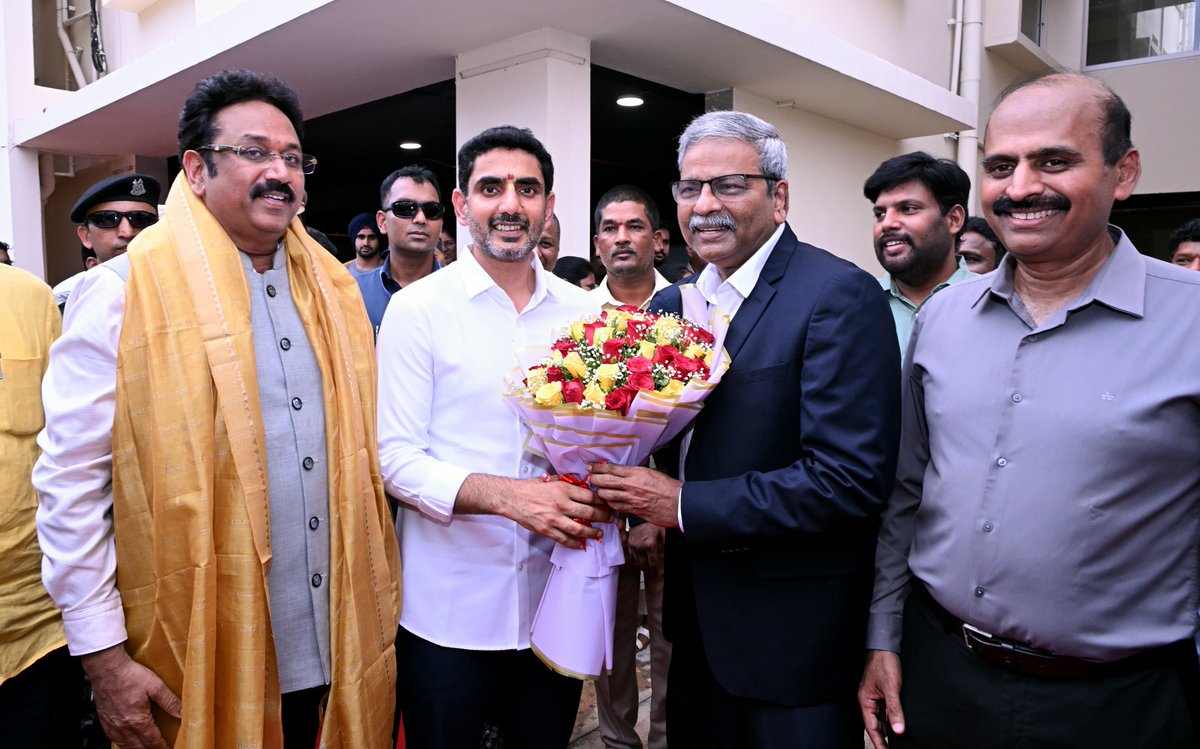 naralokesh's tweet photo. విశాఖ జిల్లా ఆనందపురం మండలం గంభీరం వద్ద స్నేహ సంధ్య ఏజ్ కేర్ ఫౌండేషన్ జెరియాట్రిక్&పాలియేటివ్ కేర్ సెంటర్‌ను ప్రారంభించాను. ముఖ్య దాతలతో సమావేశమయ్యాను. అనంతరం నిర్వహించిన సభలో మాట్లాడాను. స్వర్గీయ పద్మశ్రీ డా.ఎస్.వి. ఆదినారాయణరావు గారు సమాజానికి చేసిన సేవలు చిరస్మరణీయం. ఒక వ్యక్తి చేసిన దానం నేడు అనేక మందికి ఉపయోగపడే మహావృక్షంగా మారింది. ఆదినారాయణరావు గారి కుటుంబం సమాజ సేవ కోసం ఆరు ఎకరాల భూమిని కేటాయించడం అభినందనీయం.