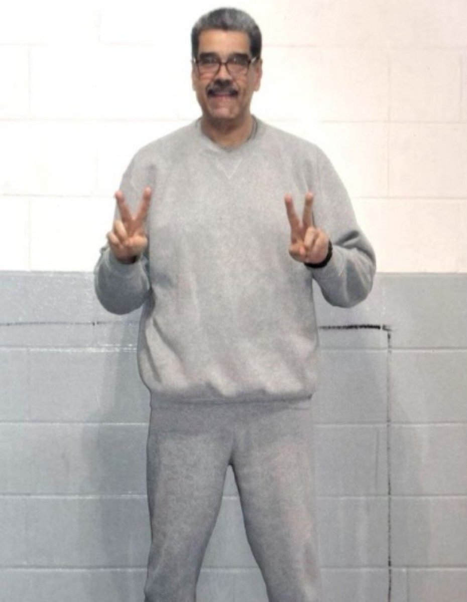 arturocazal's tweet photo. ES LO QUE HAY. Cierta oposición en Venezuela da por fake la foto de Maduro secuestrado en New York. Pero la foto de @simonovis –con "enfermedad terminal"– en una cama, entubado para que le dieran casa por cárcel, si la autentificaron todita. Qué oposición tan enfermita, vale https://t.co/hM2gtHSlIt