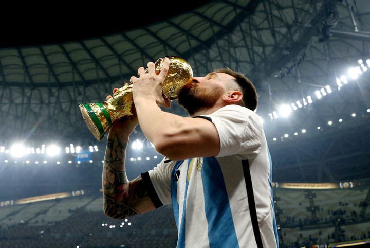 ATOficial's tweet photo. Gracias por llevar la celeste y blanca a lo más alto. 🇦🇷

Por cada alegría, cada lágrima y cada momento en el que nos hiciste sentir que no había nada más lindo que ser argentinos. 

Por defender estos colores con el corazón, por representar a millones y por dejarnos recuerdos que van a quedar para siempre.

Gracias por tanto, capitán. 🩵🇦🇷