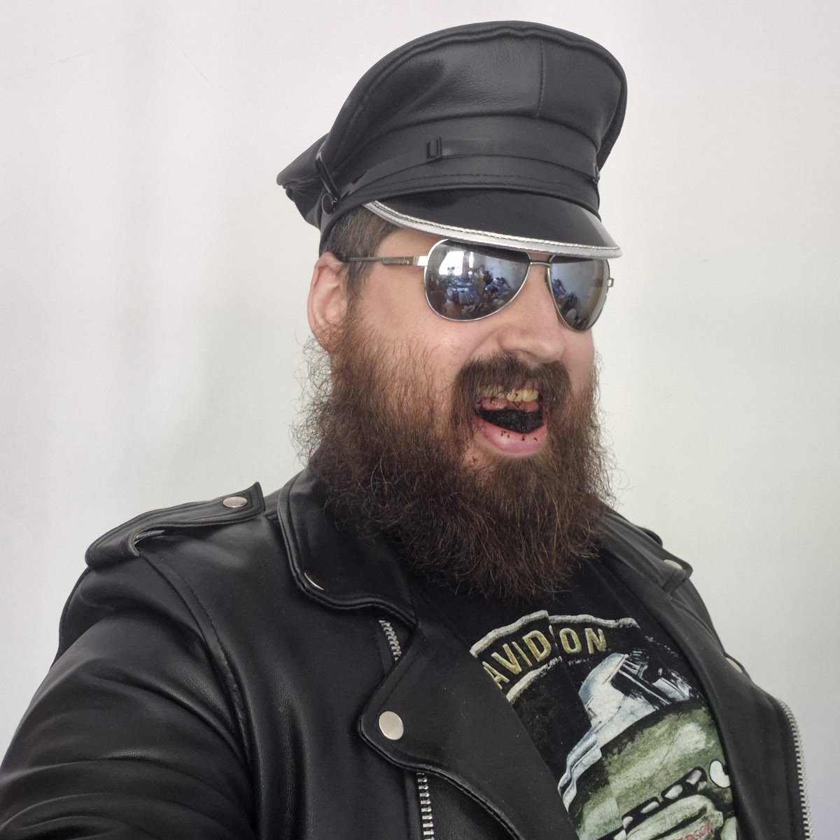 gorthar666's tweet photo. Monday lunch break in leather gear with a leather jacket, leather muir cap, Harley-Davidson tshirt and dip fun #dip #stokers #muircapmonday #leather #biker https://t.co/NcAUhy8DOX