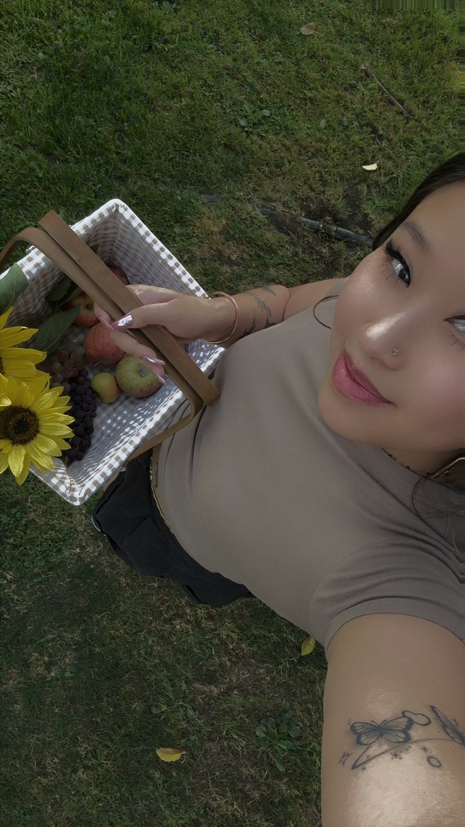 not_edenfray's tweet photo. my new fav fall activity is apple picking!! 🍎🧺 https://t.co/ijB1Rj7VBD