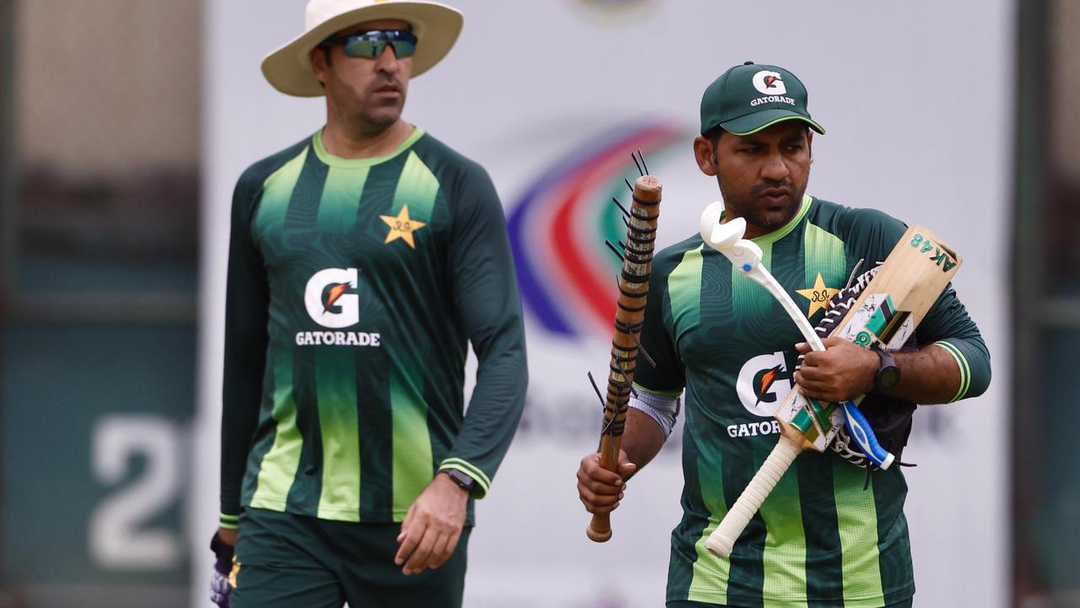 CallMeTalhaK's tweet photo. 🚨 BREAKING: MAJOR COACHING SHAKE-UP IN PAKISTAN CAMP! 🇵🇰

- Sarfaraz Ahmed and Umar Gul have been removed from their coaching roles midway through the England tour.
- Mike Hesson is set to take over as head coach, while Ashley Noffke will assume the bowling coach role. https://t.co/SQG2PNfvD8