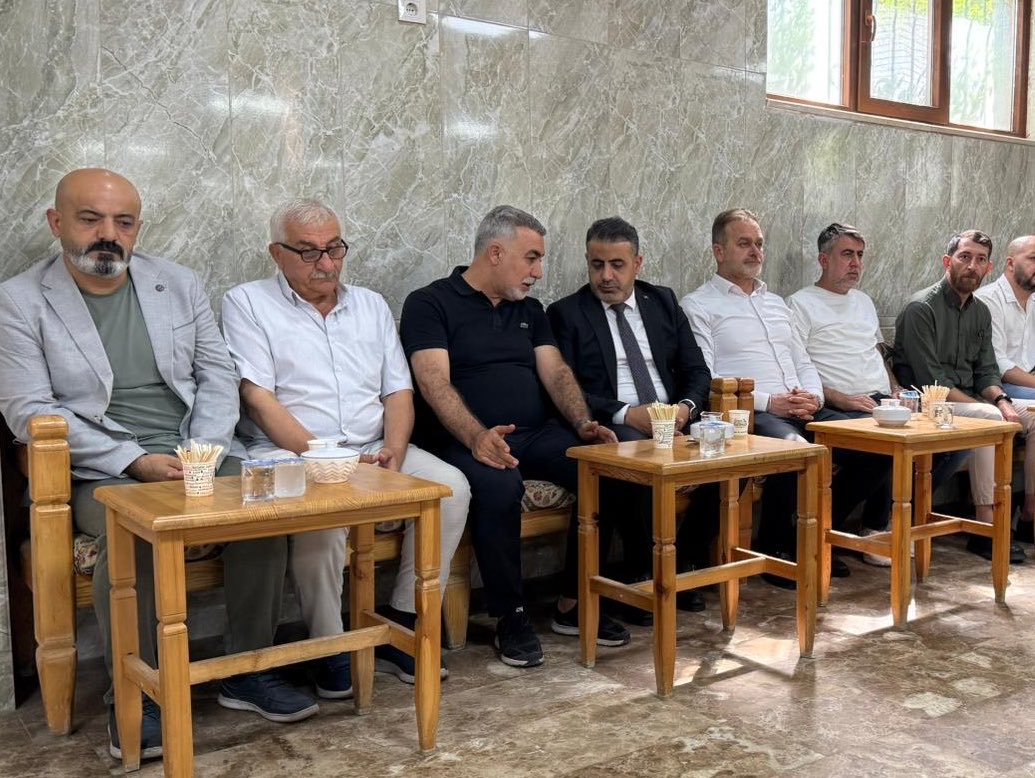 marifcetintr's tweet photo. Vefat eden Şanzimen Sarıgül’ün ailesini ziyaret ederek taziyelerimizi ilettik. 

Merhumeye Cenab-ı Allah’tan rahmet; ailesine, sevenlerine, akraba ve yakınlarına sabır ve başsağlığı diliyorum.

Rabbim mekanlarını cennet eylesin. Rabbim böyle acıları bir daha yaşatmasın.  #Batman https://t.co/NzDqu71YiD