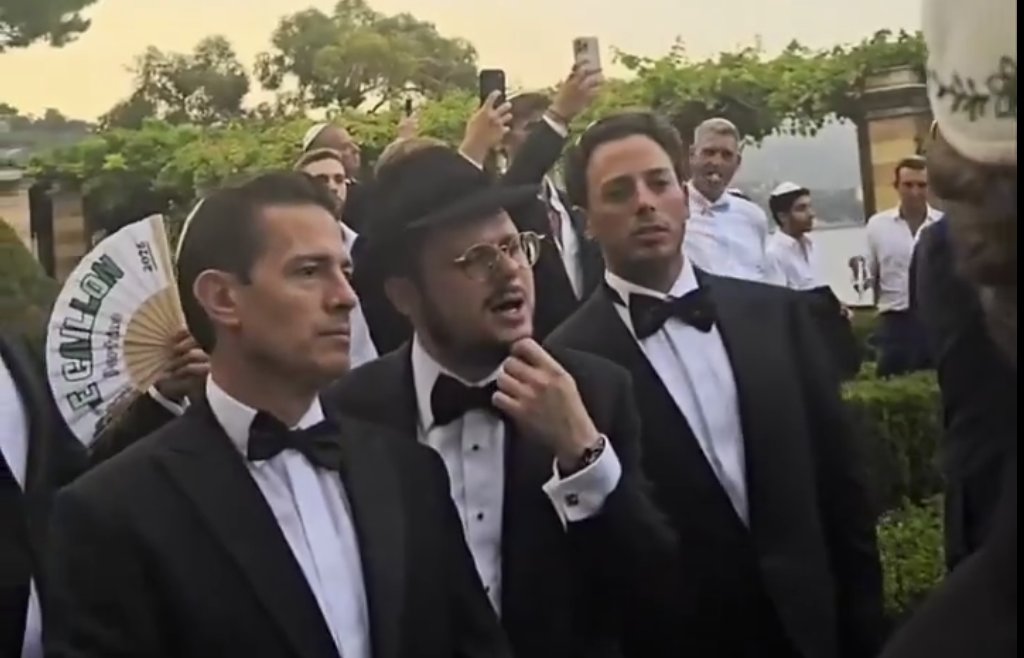_right_n0w_'s tweet photo. La kipá, la boda y Pegasus: Peña Nieto reaparece en Italia https://t.co/1XnirEOeuo #PeñaNieto #BodaJudía #Portofino https://t.co/bYv4rUwmip