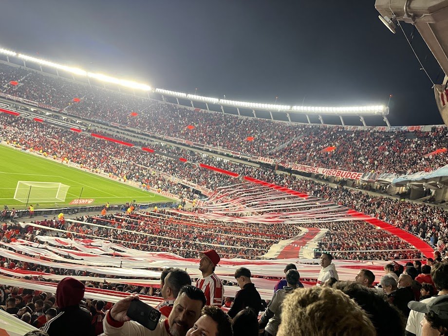mauuq_'s tweet photo. Muchos cumpleaños de nene pidiendo a mis viejos ir a la cancha, por ser chico no querían que vaya, Los sueños son para cumplirlos, Cumplí mi sueño de estar ahí, En una noche de copa. Te amo River, sos mi vida. 

Aunque me duele el resultado, siempre voy a estar con vos🤍❤️ https://t.co/5BDkke5QnC