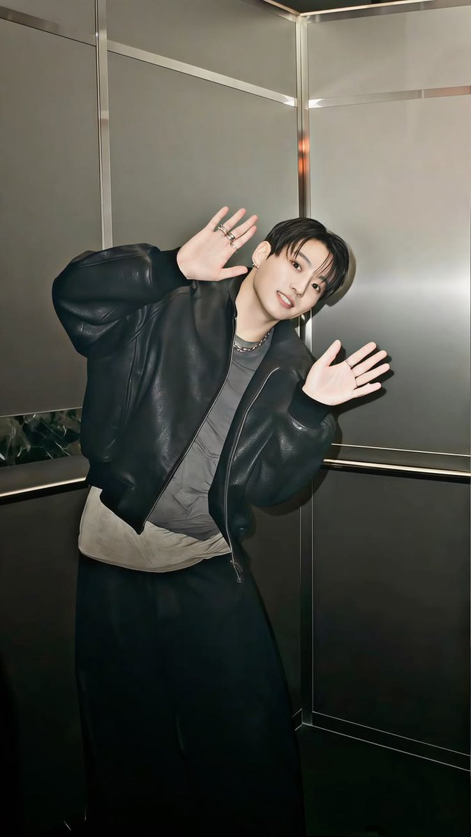 K_ins1der's tweet photo. Jungkook i just want you to stay the way you're right now, Happy and all Happy, remember one thing your happiness matters to so many people who love you with their whole heart. 🐰💞
#제이케이생일이라_지구가좀들썩임 
#국경없는_정국생일_축하단 
#내꿈은오늘부터_정국이의반려드론 https://t.co/DY8UbGmDGl