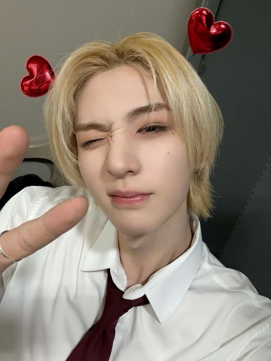 hochingism's tweet photo. wink wink kissy face

#odsd #onedoorselcaday https://t.co/kPfwbsBF06