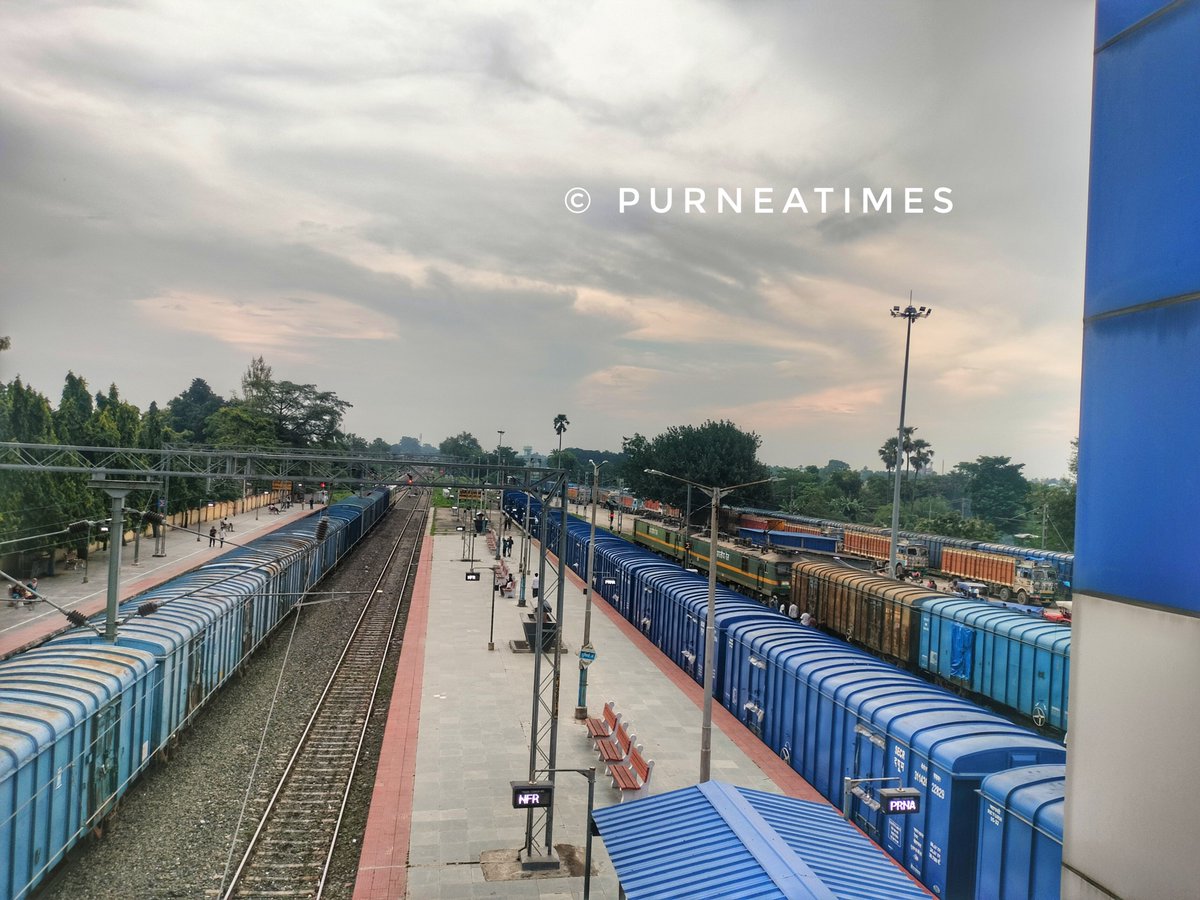 PurneaTimes's tweet photo. पूर्णिया जंक्शन पर कुल 3 प्लेटफार्म और 6 लाईन है जिसमें 4 पर मालगाड़ी और 1 पर डेमू पैसेंजर लगी हुई है। बिहार और कोसी सीमांचल क्षेत्र की 3 करोड़ आबादी का एक प्रमुख शहर जहां बंगाल और नेपाल से भी लोग स्वास्थ्य, शिक्षा और व्यापार हेतु आते हैं 
यहां विश्व प्रसिद्ध गुलाबबाग मंडी है क्या यह इसी कारण मालगाड़ी स्टेशन बनकर रह गया है ? यहां रोजाना कई रैक माल की लोडिंग अनलोडिंग सैकड़ों ट्रकों का आवागमन होता है सालाना अरबों का राजस्व है।
@RailNf को पूर्णिया जंक्शन और रानीपतरा के बीच एक गति शक्ति कार्गो टर्मिनल बनाना चाहिए और जंक्शन पर क्विक वाटरिंग सिस्टम लगाकर यात्री ट्रेनें बढ़ानी चाहिए।
@AshwiniVaishnaw @narendramodi @PMOIndia के सादर ध्यानार्थ।