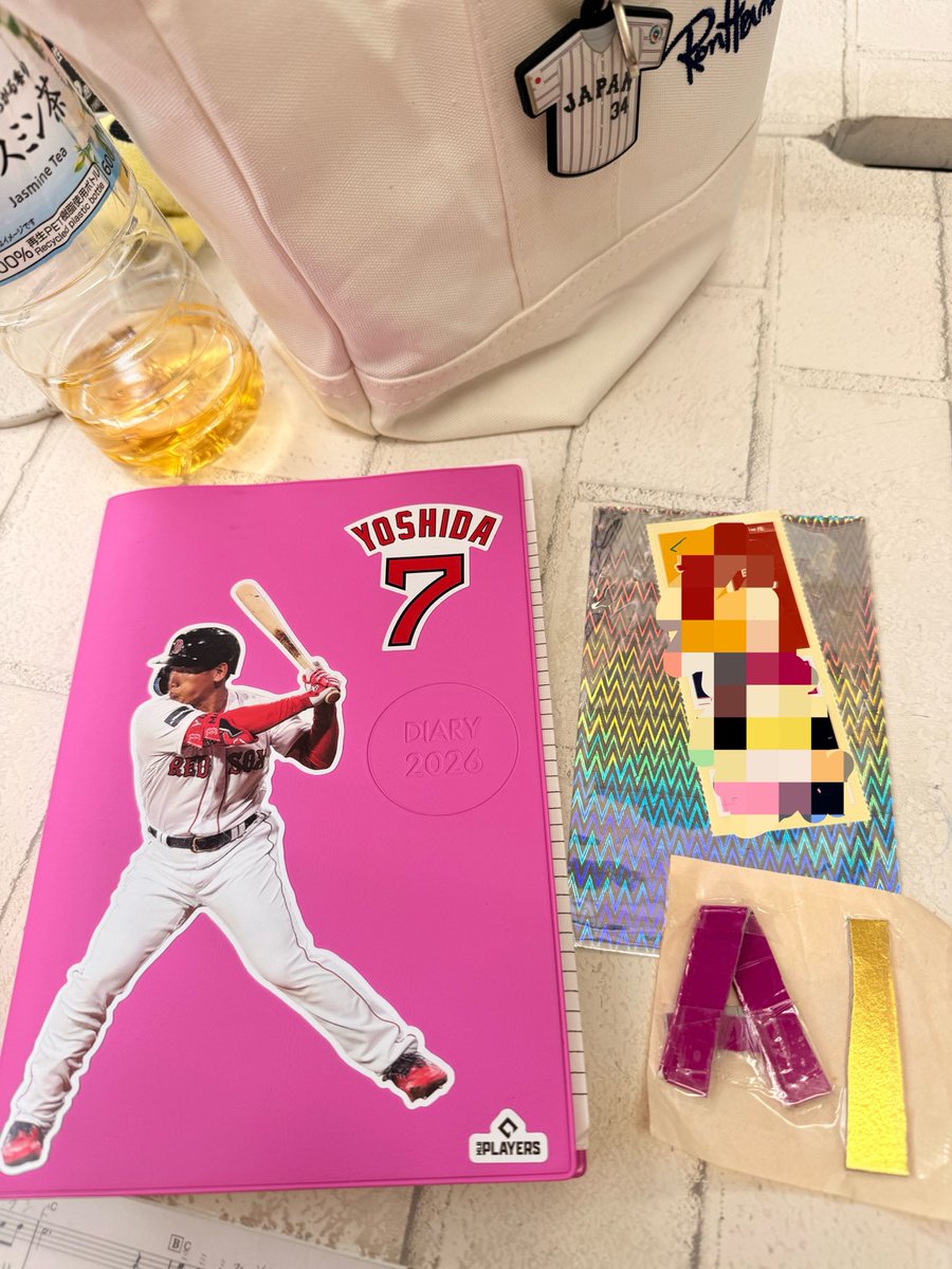 a_i0528's tweet photo. 私の1ヶ月半の夏休みが終わった🫪
あっという間すぎて現実逃避しそうだけど、
子どもが｢苗字シールのお土産と愛先生のAI作った！会いたかった！」って朝イチプレゼントしてくれて可愛すぎて震えた🐥❤️

そして、まほかくではホウキ乗せてもらってさらに幸🪄︎︎✨ https://t.co/8AT8Pjhoge