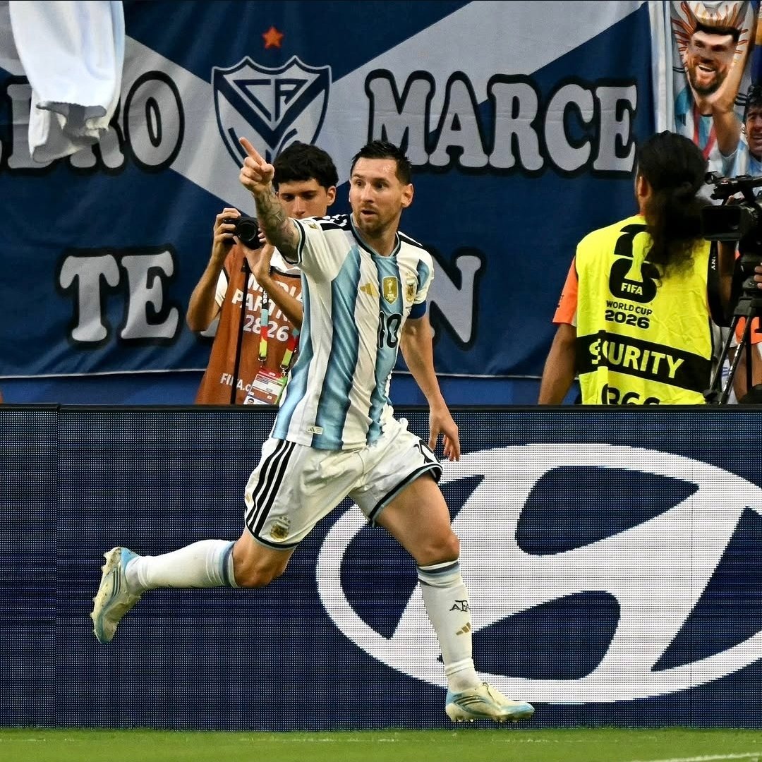 Velez's tweet photo. Nos dejaste un legado imborrable, imposible, inigualable.

GRACIAS ETERNAS, LEO 💙🇦🇷 https://t.co/7G5J27A2Ay