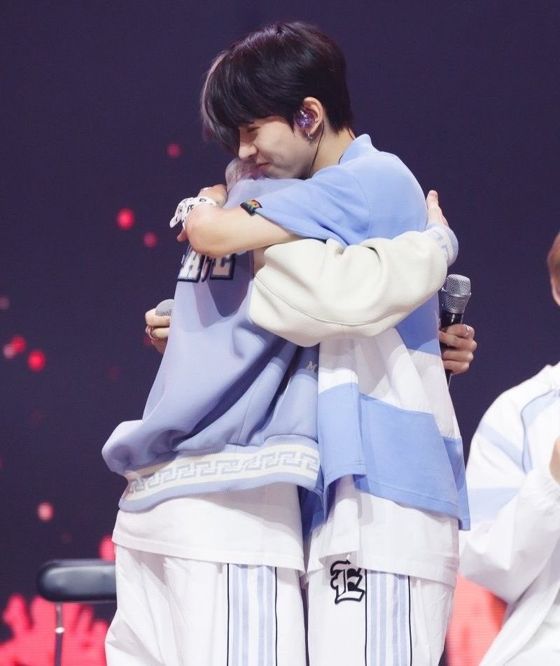 BuddyJaeyun's tweet photo. @BuddyHeeseung Aku baper banget lho abang pls kita menikah di air terjun depan itu biar romantis okay 🥺 aku peluk biar byur dan abang tau kalo me love yew too https://t.co/yfkopVkZWJ