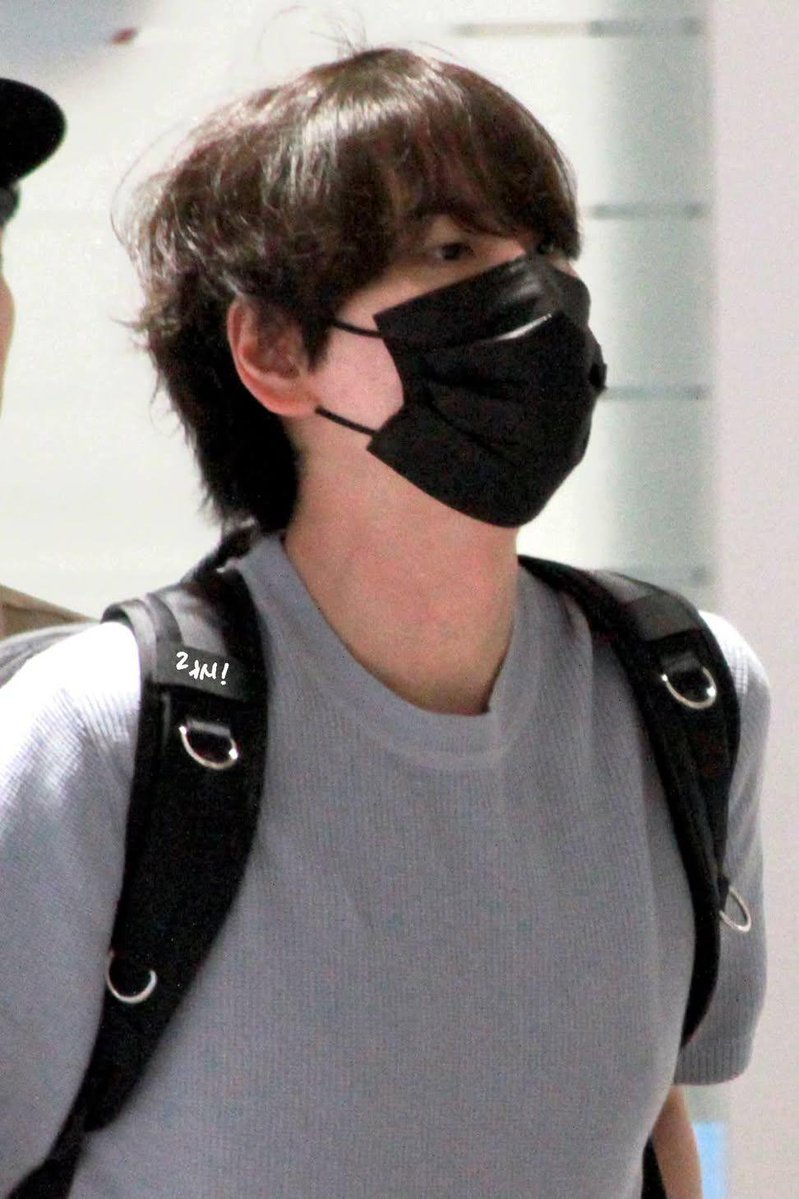 gyuramkyu03's tweet photo. Get lots of rest okay!! 🫳🏻

[© on vid] 
#규현 #kyuhyun https://t.co/MVxhEEBLuK