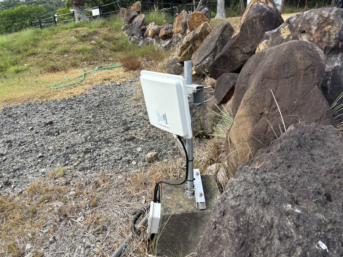 5150wireless's tweet photo. 夏休みの思い出
動物園で見かけたSAWWAVE社の長距離無線LAN https://t.co/F4IIUNRM8W
