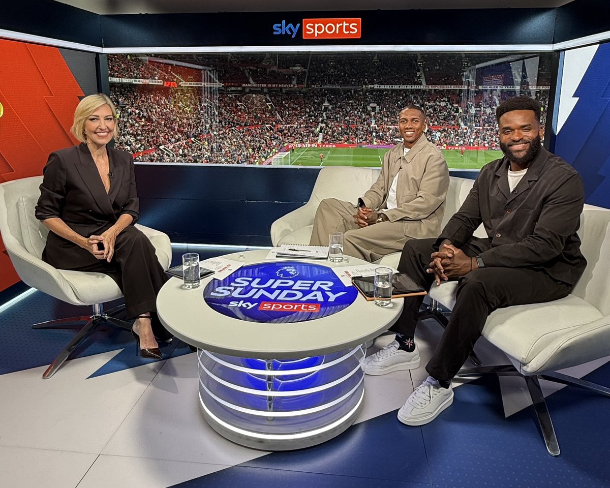 youngy18's tweet photo. Super Sunday at the Theatre Of Dreams 👹❤️ Great being a part of the @SkySports team for this one 🤘🏾😎 https://t.co/w8zSNf7gQB