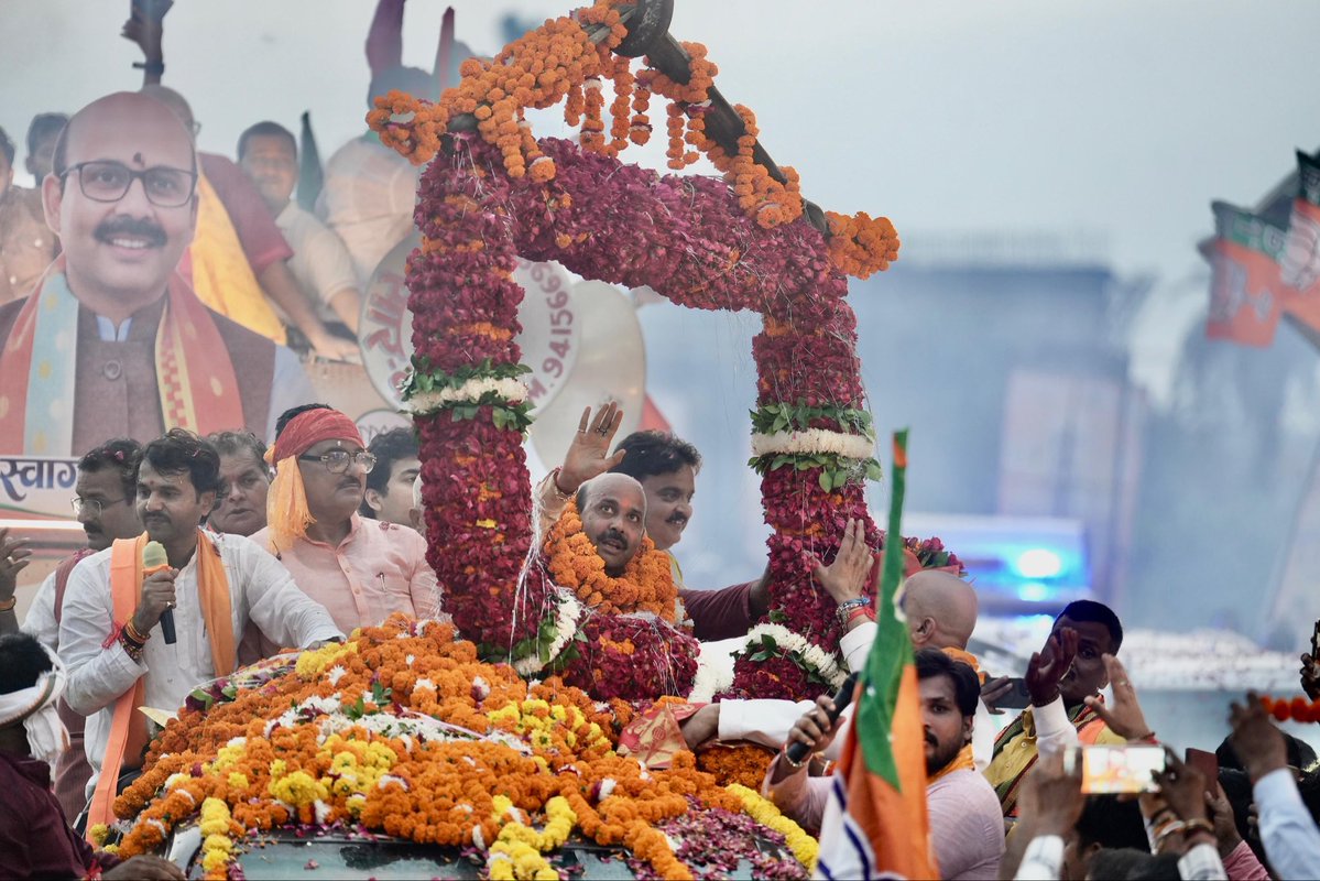 HarishD_BJP's tweet photo. आज शब्दकोश का कोई शब्द आपके प्रेम, भावनाओं और स्नेह को परिभाषित नहीं कर सकता….. https://t.co/2I0fle0EDy
