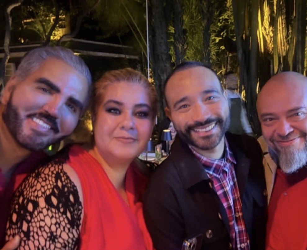 Jesuscaseresone's tweet photo. El neutral y objetivo de Vaya Vaya junto a Marina Ochoa y sus amigos y defensores 😂. Me da igual que trabaje para Mariana o para Masad, pero que se presente en una gala con la hipocresía de decir que es “objetivo e imparcial” cuando sabemos claramente que lleva semanas siendo anti-Karina, Aldo, Gema y ese Pérez.

Ha llevado una campaña de desprestigio en contra de ellos, mientras defiende, justifica y empodera a Mariana y Masad.

Hoy las fionas y los carentes de cama se atacan porque otros creadores de contenido ya habían expresado abiertamente sus posturas, pero al de Vaya Vaya le lavan la imagen y terminan siendo alcahuetes de su actitud tan sinvergüenza.

Una cosa es tener una opinión y otra muy distinta es venderse como neutral mientras llevas semanas tomando partido. 😂

#LaCasaDeLosFamososMéxico #LaCasaDeLosFamososMéxico4