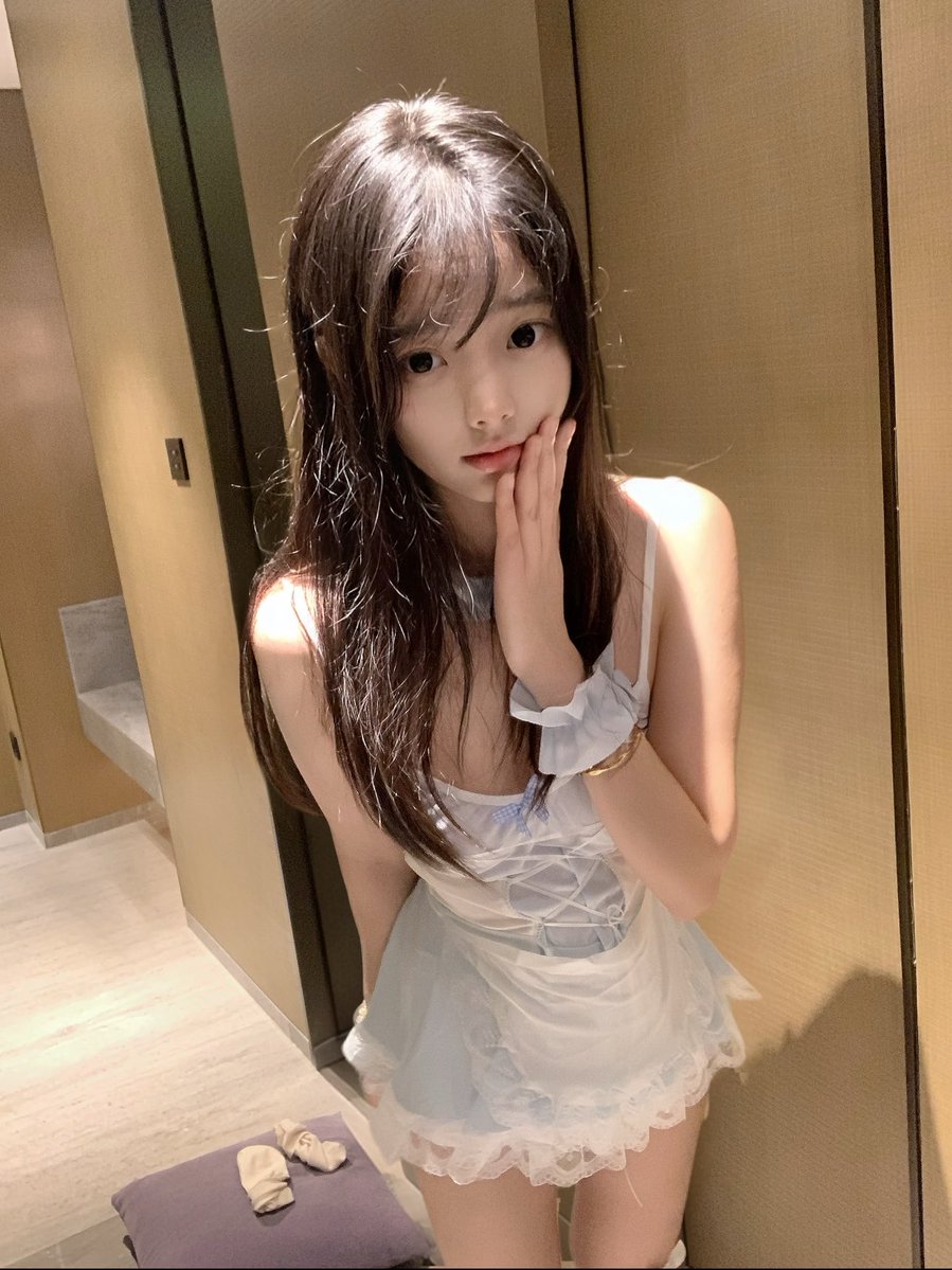 AnnelieseN0av's tweet photo. 小红书发什么都违规,还是X好都能发

        刚拍的福,看了别说黑就行🥹

               看不看？我要删了…… https://t.co/0dVFjFvuPr