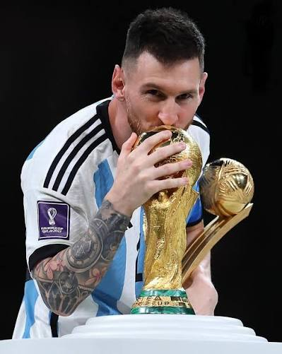 ViejoLibertario's tweet photo. QUERIDO LIONEL MESSI:

Gracias infinitas, nos diste muchísimo más de lo que merecíamos. Te pusiste la selección al hombro aún cuando muchos te habían provocado lágrimas, y hasta habían pedido y provocado tu salida anticipada.

Pero vos sabías que tenías un compromiso con la historia y con los otros argentinos que te hacían llegar su cariño y admiración.

No solo volviste, nos regalaste un ciclo histórico de triunfos y copas, además del placer de ver tu magia en la cancha con nuestros colores.

INFINITAS GRACIAS Y PERDÓN.