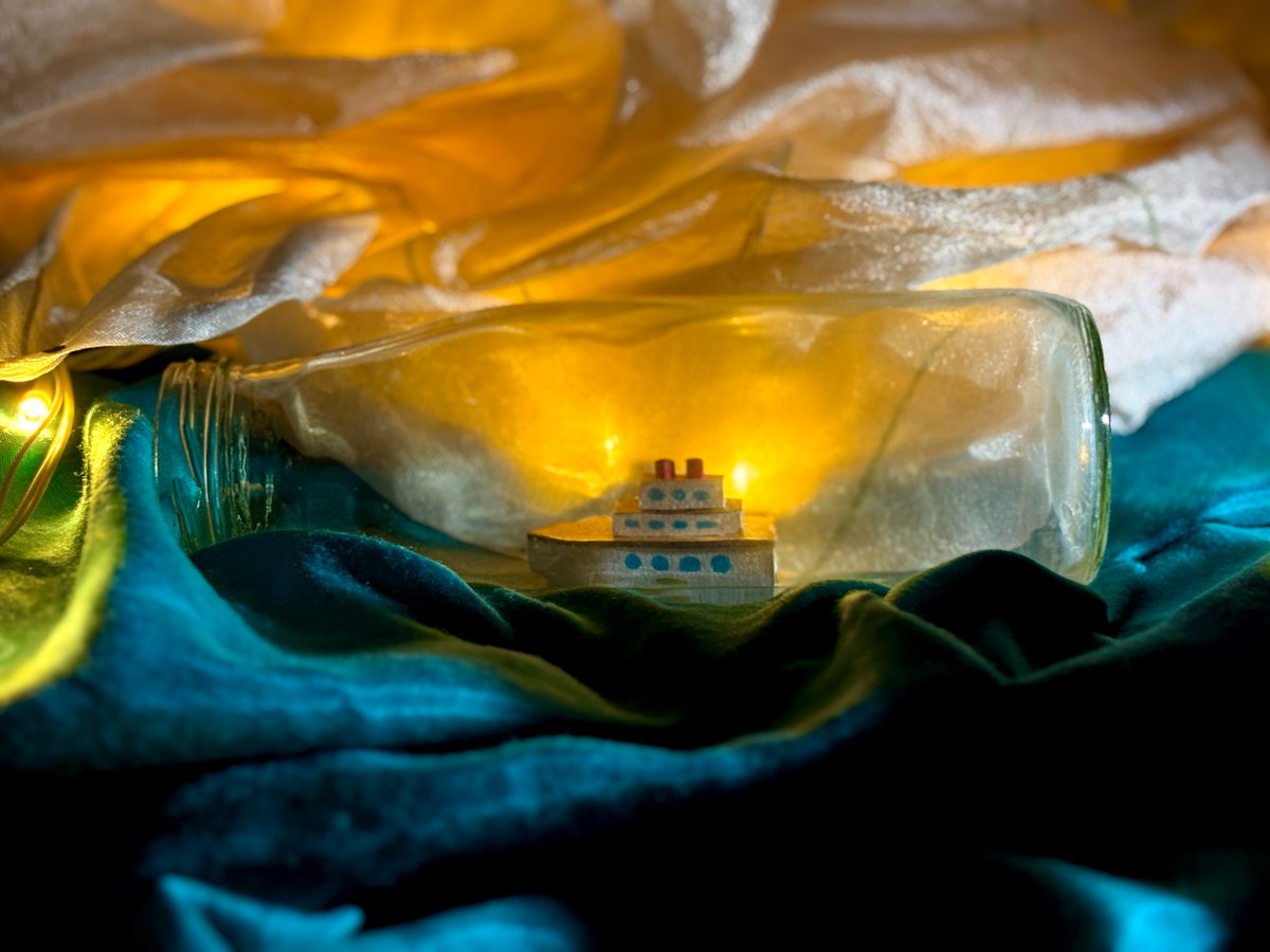 msmeghna_'s tweet photo. I built a ship in a bottle! 🚢✨

Built entirely using paper folded into the ship parts &amp; then glued them together. I added details using markers. For the BG, I used a white &amp; a blue cloth &amp; some fairy lights. 
It was very therapeutic 🫶🏻

cc: @C0llinXweb3 @kennyistyping @poidhxyz https://t.co/HWxmrnOUAE