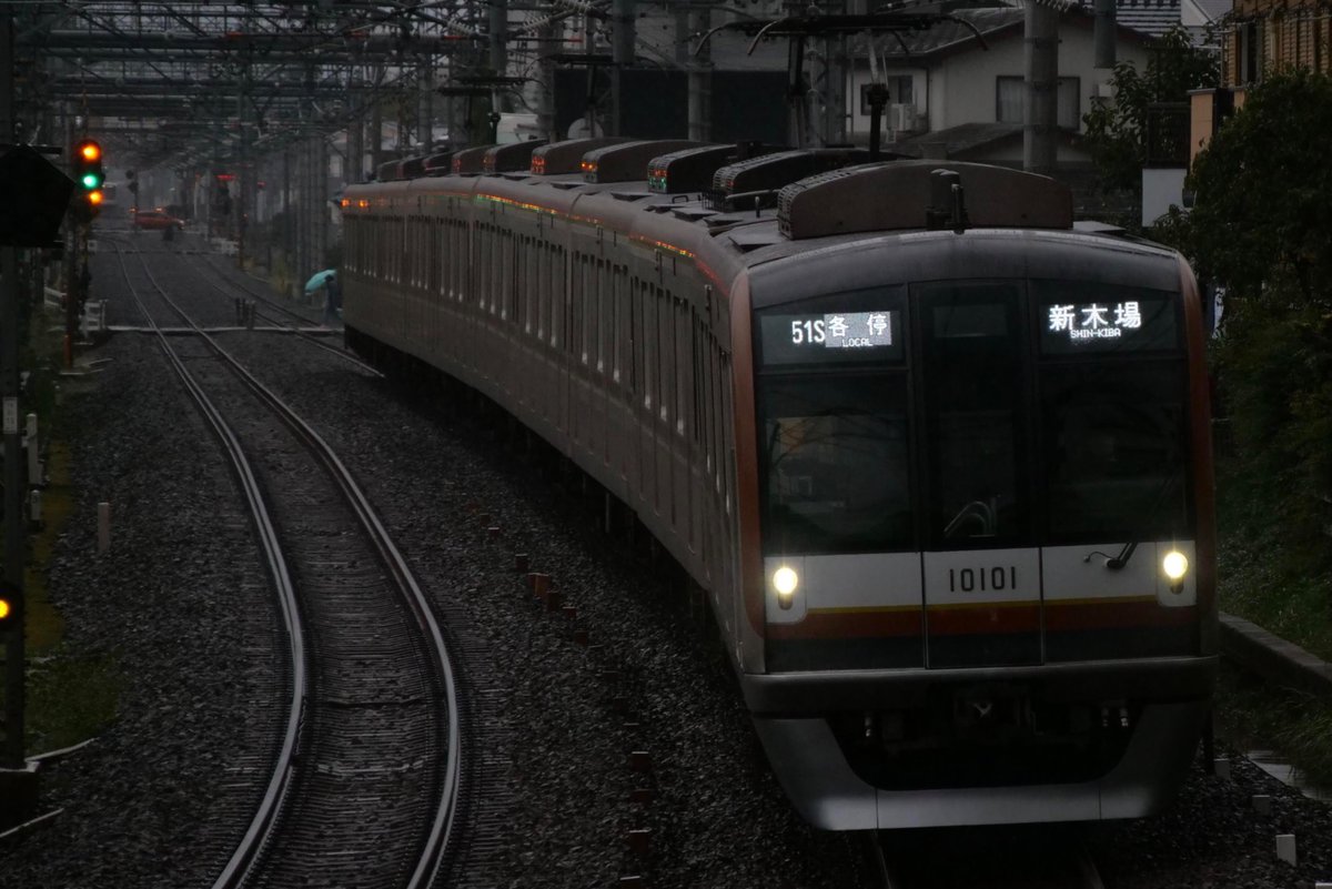 Tsuruma_setlist's tweet photo. #東京メトロ10000系デビュー20周年
衝撃を与えた新型車両、および初の5桁形式から20年
上の太帯なども標準仕様に
最近ではフルカラー化でますます輝いているね https://t.co/2IksT5ibps
