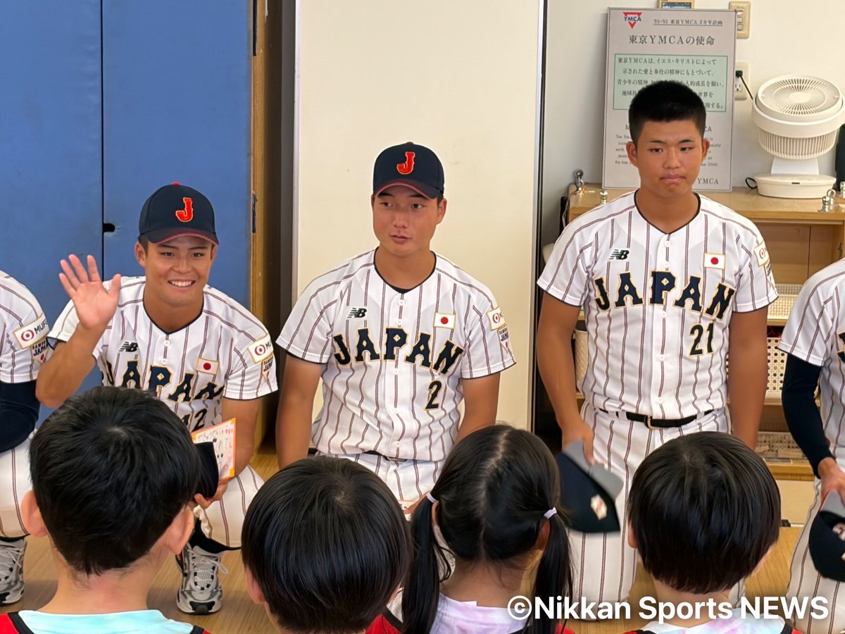 nikkan_yoshinee's tweet photo. #高校日本代表　31日、〝キッズファーストアクション〟へ。（左から） #智弁学園 の #角谷哲人 投手 #智弁和歌山 の #山田凜虎 選手 #智弁学園 の #杉本真滉 投手 。すぐに子どもたちとうち解けて、優しいお兄さんに😊 https://t.co/BOu0rsqtgC