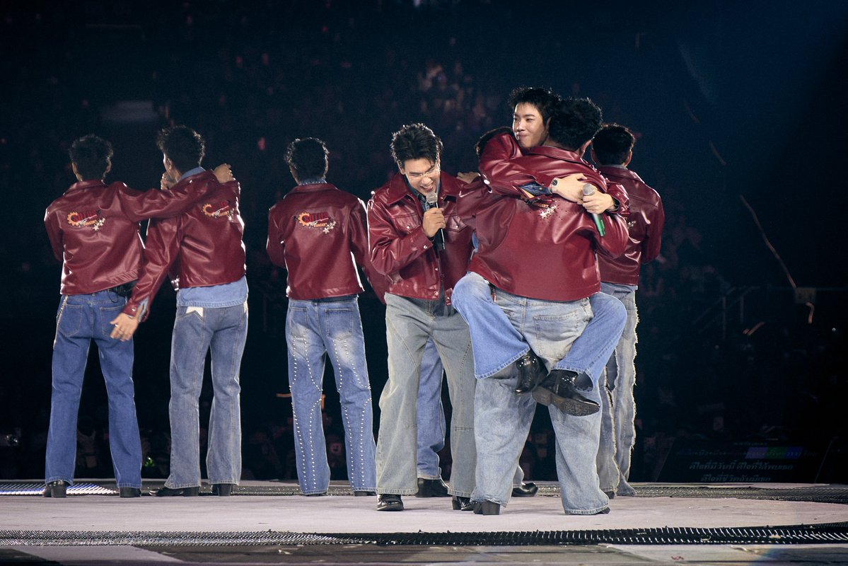 Onewreplay01's tweet photo. #SOTUS10thYearConcert เป็นภาพที่ชอบมากกกกก ไม่คิดว่า จุมจะโดดใส่ 55555 ได้กอดแล้วว้อยยยย เก่งที่สุดเมนเทอร์ของฉัน ❤️ @off_tumcial https://t.co/oYU4BbHyKk