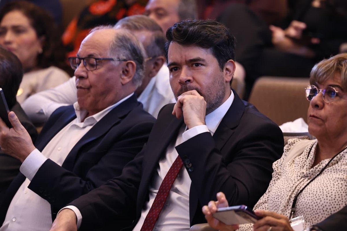 arturomedinap's tweet photo. La quinta reunión plenaria de @DiputadosMorena fue un espacio para conocer y dialogar sobre las directrices de su agenda legislativa para el cierre de 2026. Con la secretaria de @SEGOB_mx, @rosaicela_, acudimos a este encuentro realizado en la sede de @Mx_Diputados.

Escuchar las distintas voces, propuestas y planteamientos nutre las políticas y acciones orientadas a garantizar los #DerechosHumanos, atender temas prioritarios en beneficio del pueblo de México e impulsar su desarrollo y bienestar.