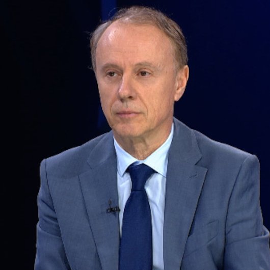 PrijateljNaroda's tweet photo. Тешко је живети у овој Вучићевој диктатури где прогањају најобразованије који су против власти!

Јесте знали да ректор Ђокић, вођа блокадерске опозиције, вози BMW X1 XDRIVE 18D, чија је цена 55.000 евра?

Права ситница, пошто годишње из државног буџета прими 4.503.538 динара (38.490 евра), односно 3.200 евра месечно. Често за потпуни нерад.  

Замислите, има(о) је овај велики дисидент и прогоњени борац за правду и слободу чак уговор о делу са Министарством за бригу о селу. Не знам да ли је још на снази, али до краја 2023. јесте био.

Има ли неко број рачуна, да му уплатимо помоћ? Греота да се дисидент овако злопати, морао чак у Бразил да оде у емиграцију колико га диктатура прогони...