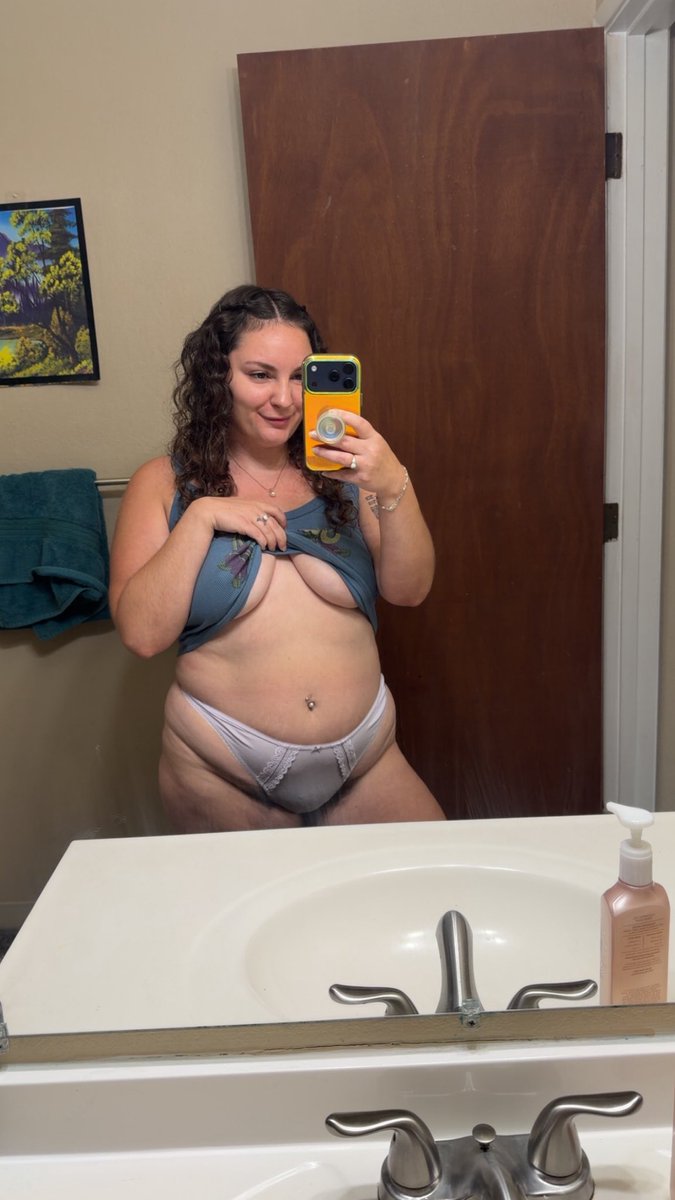 fuzzylilpeachx3's tweet photo. Hairy women are the sexiest women on the planet https://t.co/Vwsgklet6X
