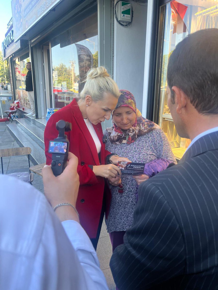 mervekir's tweet photo. Marmaraereğlisi’nde esnafımızla ve vatandaşlarımızla bir araya geldik. Çaylarına ortak olduk, sohbetlerini dinledik, talep ve beklentilerini konuştuk.

Siyasetin gerçek adresinin sokak, çarşı ve esnafın yanı olduğuna inanıyoruz. Biz anlatmaya değil, önce dinlemeye; sorunları masa başından değil, yerinde görmeye devam edeceğiz.

Samimi karşılamaları ve güzel sohbetleri için Marmaraereğlisi esnafımıza teşekkür ediyorum.
