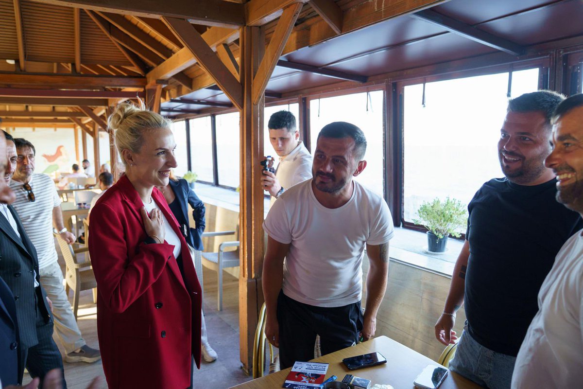 mervekir's tweet photo. Marmaraereğlisi’nde esnafımızla ve vatandaşlarımızla bir araya geldik. Çaylarına ortak olduk, sohbetlerini dinledik, talep ve beklentilerini konuştuk.

Siyasetin gerçek adresinin sokak, çarşı ve esnafın yanı olduğuna inanıyoruz. Biz anlatmaya değil, önce dinlemeye; sorunları masa başından değil, yerinde görmeye devam edeceğiz.

Samimi karşılamaları ve güzel sohbetleri için Marmaraereğlisi esnafımıza teşekkür ediyorum.