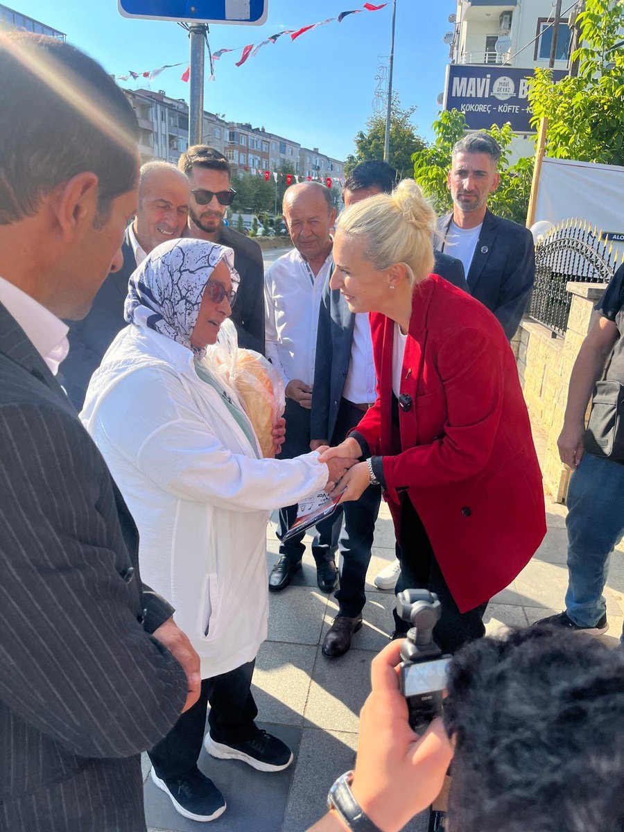 mervekir's tweet photo. Marmaraereğlisi’nde esnafımızla ve vatandaşlarımızla bir araya geldik. Çaylarına ortak olduk, sohbetlerini dinledik, talep ve beklentilerini konuştuk.

Siyasetin gerçek adresinin sokak, çarşı ve esnafın yanı olduğuna inanıyoruz. Biz anlatmaya değil, önce dinlemeye; sorunları masa başından değil, yerinde görmeye devam edeceğiz.

Samimi karşılamaları ve güzel sohbetleri için Marmaraereğlisi esnafımıza teşekkür ediyorum.
