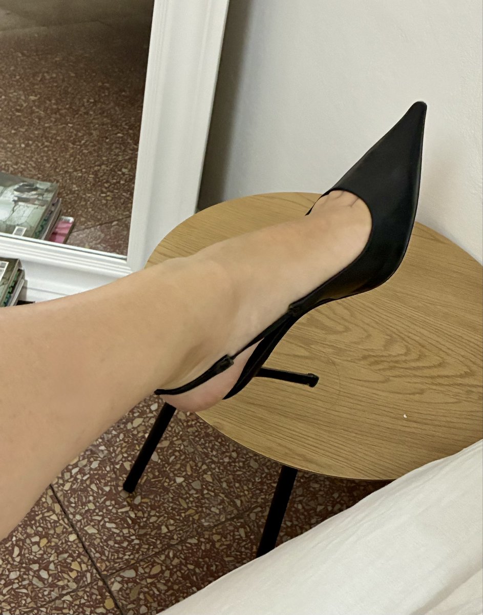 PadronaMedusa's tweet photo. Quella strana voglia schiacciarvi tutti 😂

#findom #heels #mistress #moneymistress  #moneyslave #feet #feetfetısh #feetworshi̇p https://t.co/QblpOXR3sz