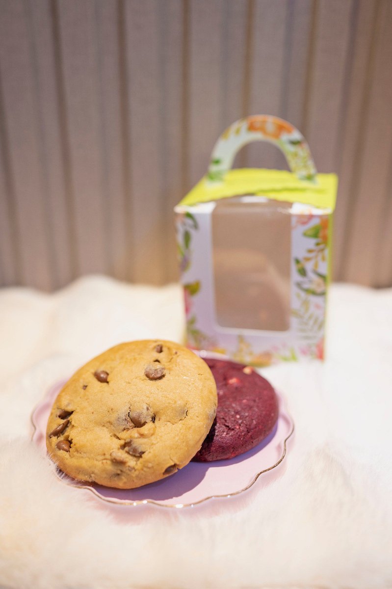Stockmann20's tweet photo. Got extra homemade cookies from my baking spree today! Knocked on my neighbor’s door, shared them with their kids, and we ended up chatting for 20 mins about our weekend plans. Small neighborhood joys hit different! https://t.co/0rNWnHAZB7
