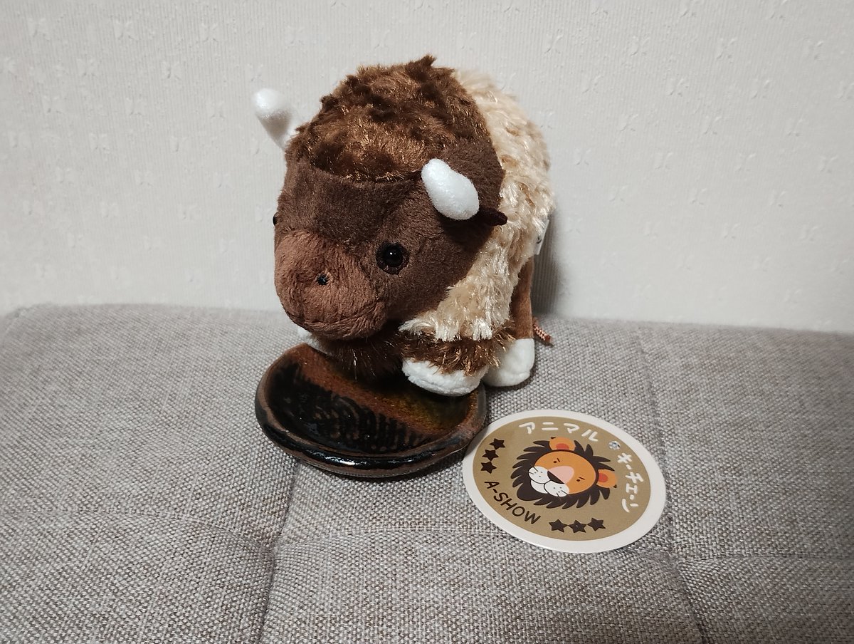 saika_yu's tweet photo. 最後は連れて帰ってしまったバイソンくん。
最近ちょっと…ジョマくんとカバを連れてきてから、この辺に手が出るようになり…
可愛かったんだ… https://t.co/IzOeeyBpzL