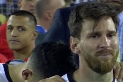 sendoualbo1991's tweet photo. Realmente se retiró 2 veces por que le dió ansiedad perder finales contra selecciones vestidas de rojo en el MetLife 🥀🥀
Que chiquito Lio 🤏, NUNCA serás tan grande como Cristiano Ronaldo https://t.co/nmEH4zBtIW