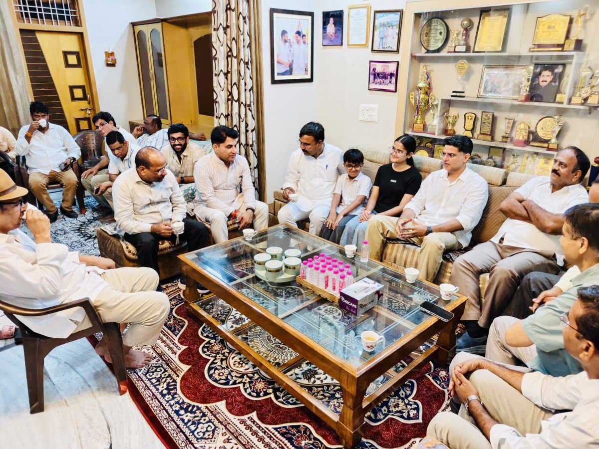 SachinPilot's tweet photo. पीसीसी सदस्य मोहम्मद शरीफ जी के निवास स्थान पर पहुंचकर उनके पिताजी के निधन पर श्रद्धांजलि अर्पित की एवं शोकाकुल परिवारजनों से मिलकर संवेदनाएं व्य��्त की।
@shareef7007 https://t.co/aPdiEPHy2w