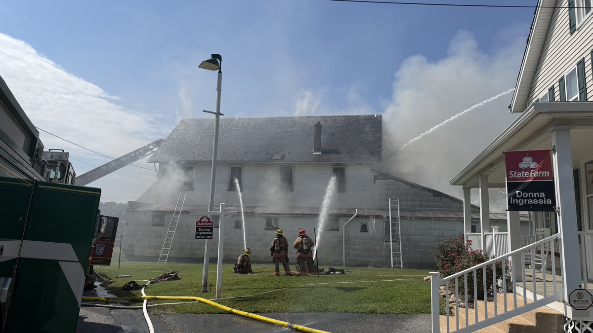 JMVFC8's tweet photo. #jmvfc8 Engine 811 is assisting @BaltCoFire at a 2 alarm fire in the 12200 block of Long Green Pike in Glen Arm. https://t.co/0DtznTg4jV