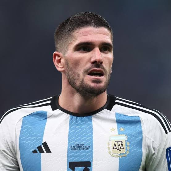 BagrescoreBr's tweet photo. 🚨 URGENTE: Rodrigo De Paul anuncia aposentadoria da Seleção Argentina

Decisão pega todos de surpresa, já que o jogador nunca havia dado indícios públicos de que pensava em encerrar seu ciclo com a Albiceleste.

📰@YassineCheuko