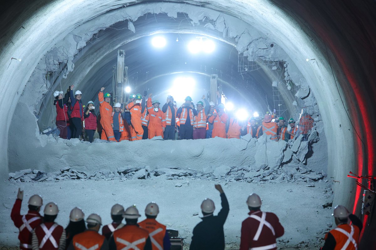 louisdegrange's tweet photo. Primer encuentro de túneles de la extensión de Línea 6 de Metro hacia Lo Errázuriz, en Cerrillos. Será la estación de combinación con el Tren a Melipilla 🚇🚅🚇. Proyectos de Estado que trascienden gobiernos. https://t.co/XVkQJVp9la