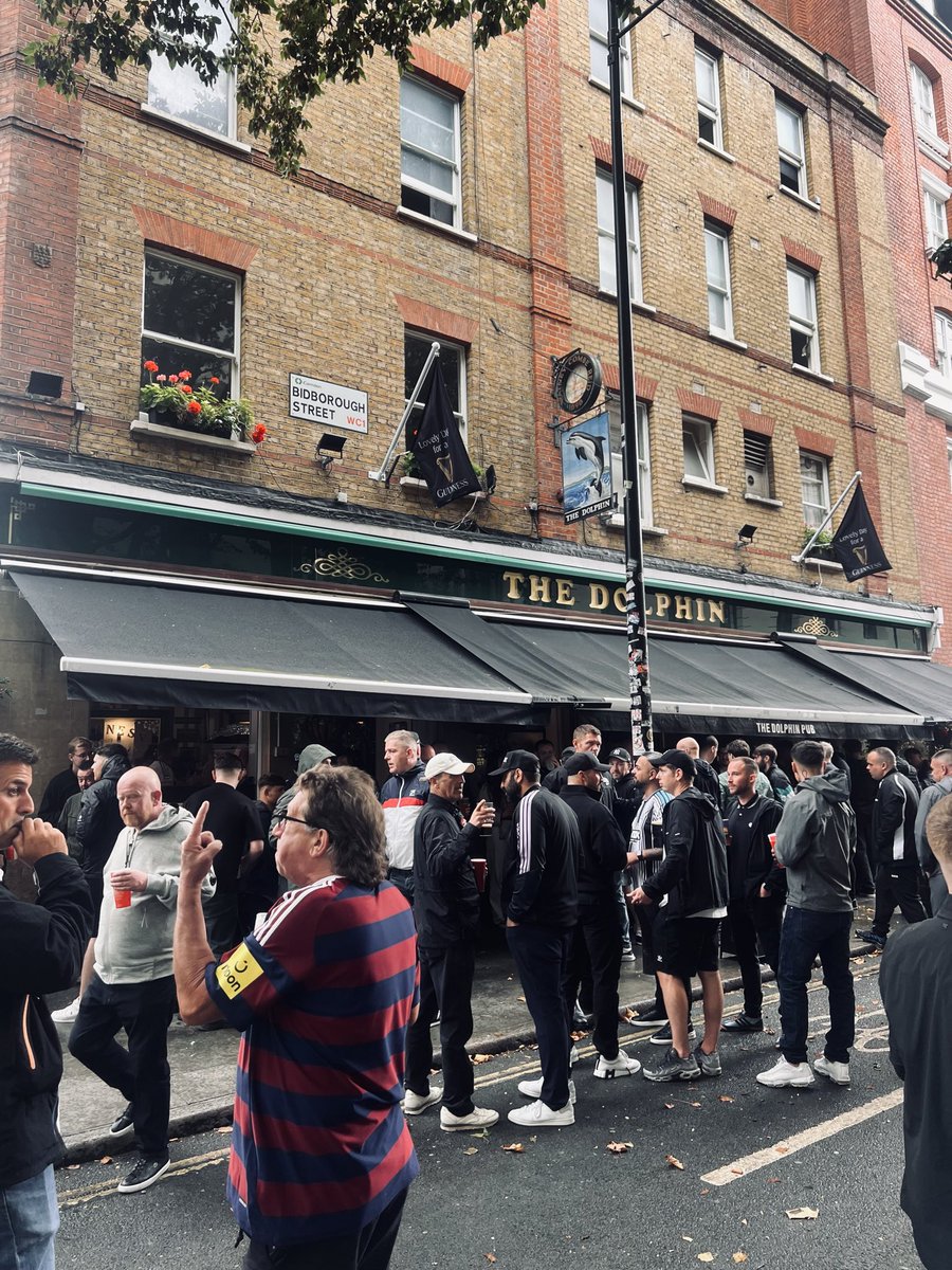 markaber1's tweet photo. Cracking first away day of the season 🖤🤍🍻🍻 #nufc #spursvnufc #knox #freebar https://t.co/976cVkTI67