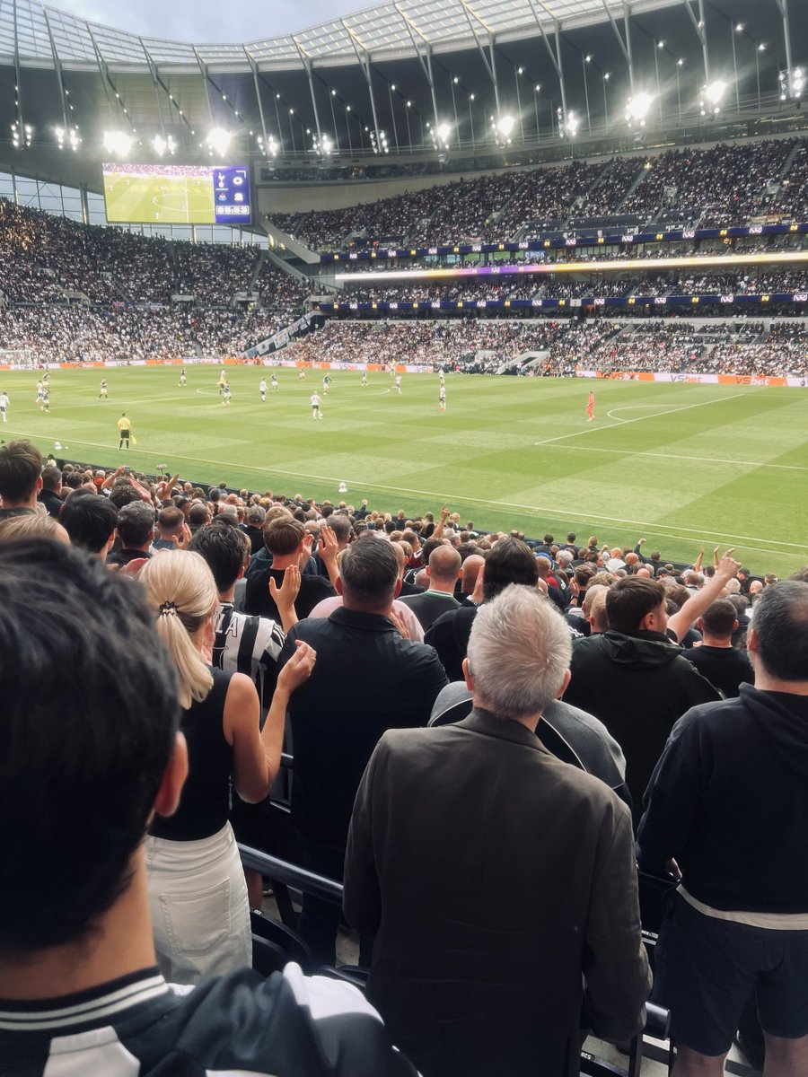 markaber1's tweet photo. Cracking first away day of the season 🖤🤍🍻🍻 #nufc #spursvnufc #knox #freebar https://t.co/976cVkTI67