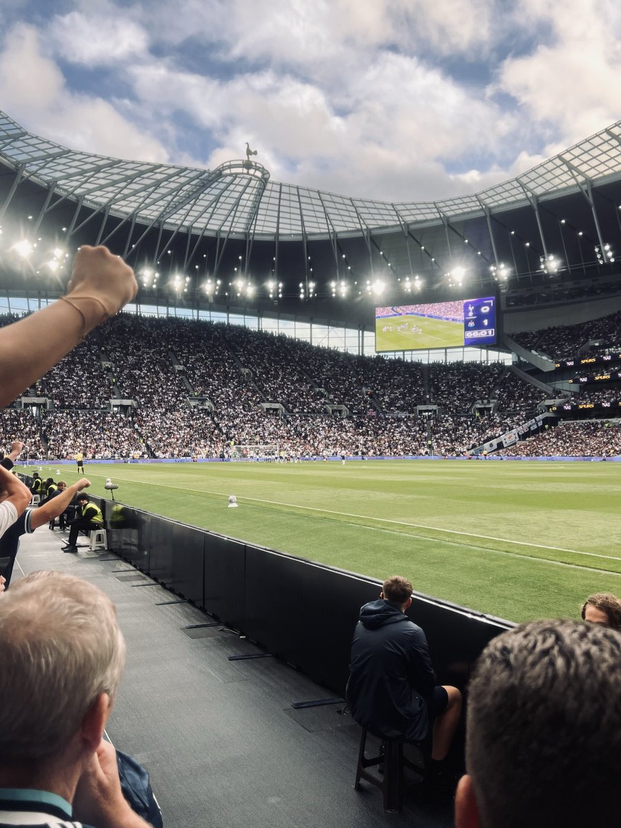 markaber1's tweet photo. Cracking first away day of the season 🖤🤍🍻🍻 #nufc #spursvnufc #knox #freebar https://t.co/976cVkTI67