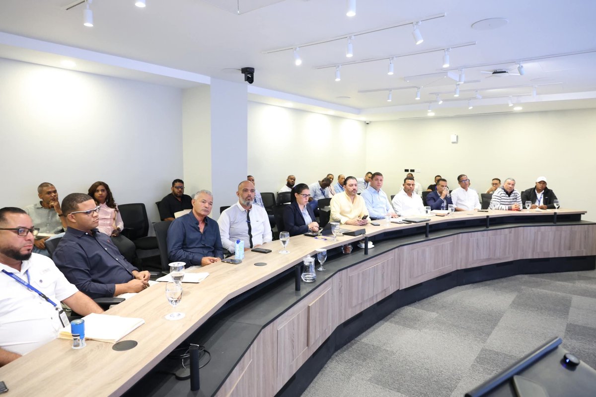DomInapa's tweet photo. Nuestro director ejecutivo, Wellington Arnaud, sostuvo un encuentro con los encargados provinciales a fin de pasar balance a los distintos proyectos bajo nuestra responsabilidad y continuar realizando acciones orientadas a garantizar servicios de agua potable y saneamiento. https://t.co/pDVHiCru4c