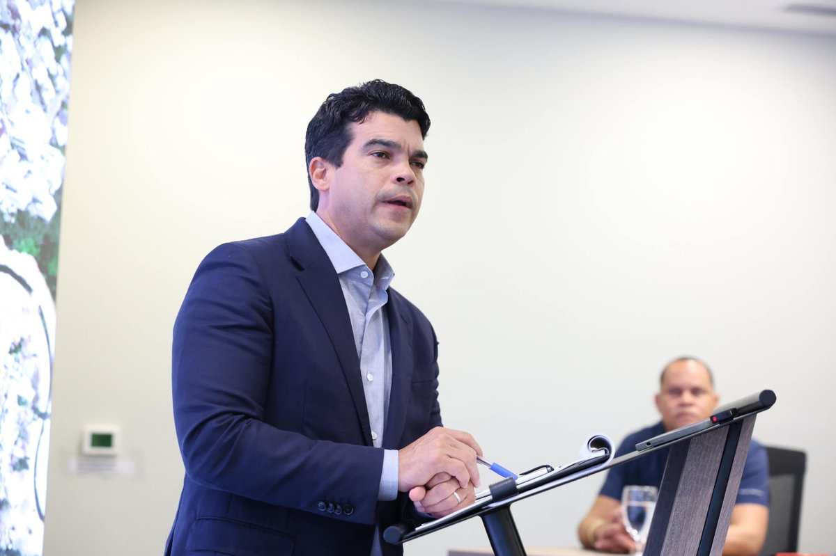 DomInapa's tweet photo. Nuestro director ejecutivo, Wellington Arnaud, sostuvo un encuentro con los encargados provinciales a fin de pasar balance a los distintos proyectos bajo nuestra responsabilidad y continuar realizando acciones orientadas a garantizar servicios de agua potable y saneamiento. https://t.co/pDVHiCru4c