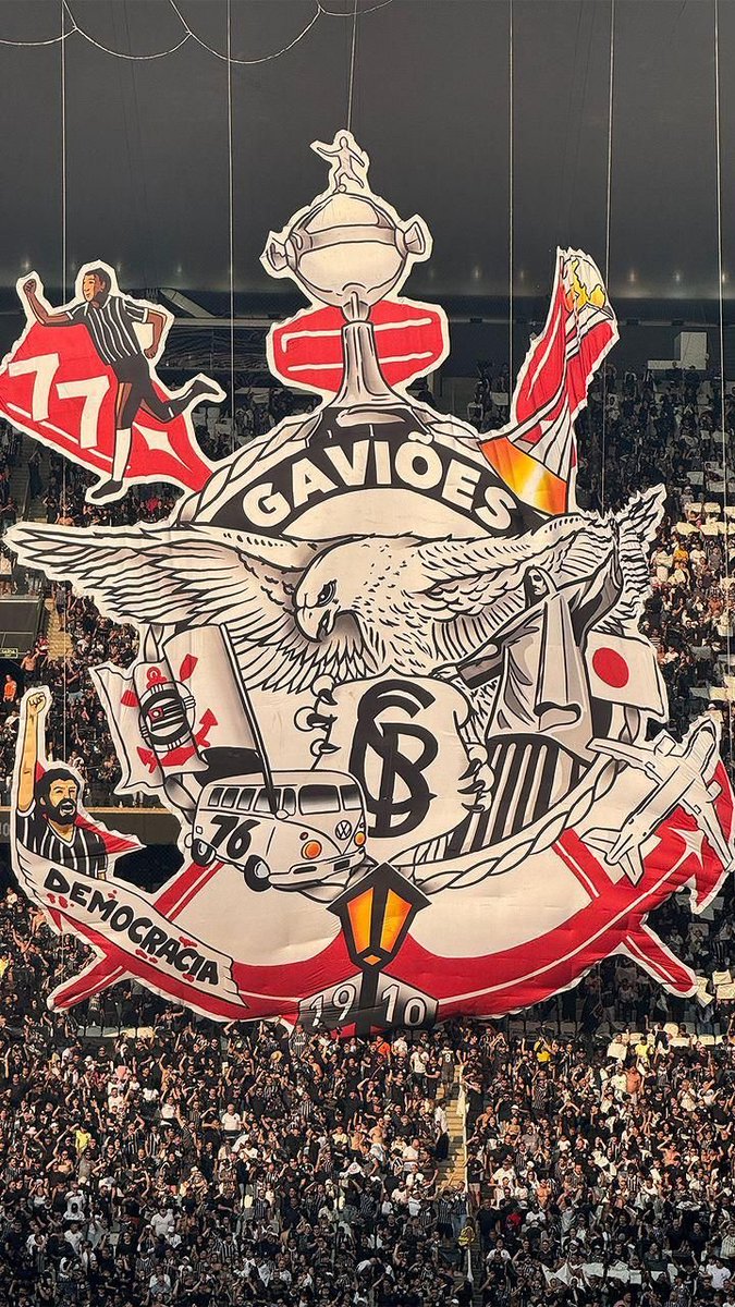 NJanfren's tweet photo. 116 anos amanhã.

E o clima para festejo e comemoração, pelo menos pra mim, é zero.

É óbvio que o amor pelo Corinthians devia superar a crise, o caos, as derrotas e todos os problemas possíveis.

Mas é que ultimamente não está dando mais, tá ligado? Chegou num ponto que ficou insustentável ver o que se tornou esse clube, seja dentro ou fora de campo.

Clube social é um caos.
As dívidas impagáveis.
Vários transferbans que nem se quer foram pagos.
Direitos de imagens das duas modalidades atrasados.
Muito jogador horrível, sem identificação, que não merecem vestir essa camisa, tendo anos e anos de clube.
Lavagem de dinheiro, corrupção, furto...
E, dentro de campo, nunca temos regularidade. Independentemente do técnico, vivemos uns lampejos e depois voltamos a estaca zero.

É foda, irmão! Cansa e esgota demais a mente do torcedor que ama esse clube.

A pergunta é: por mais quantos aniversários do Corinthians seremos obrigados a ver o clube dessa forma?