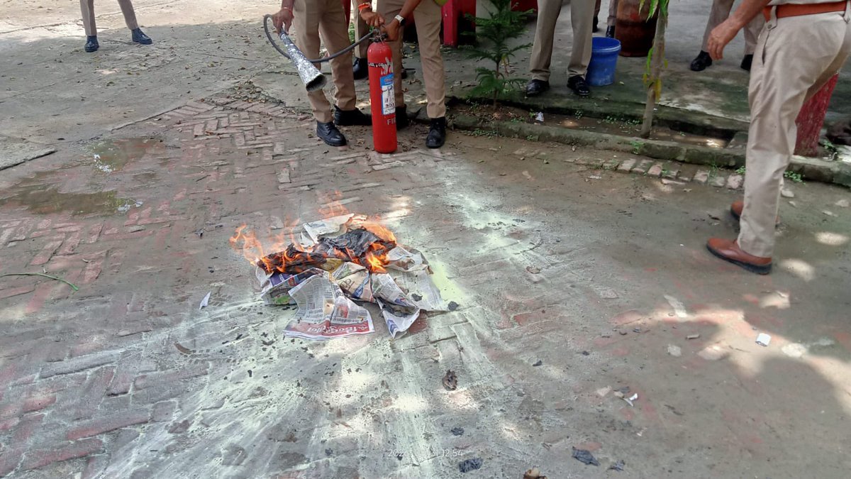 Chandaulifire's tweet photo. दिनांक 31.08.2026 को #DG_UPF&ES महोदय के आदेशानुसार #CFO_chandauli लिंक अधिकारी वाराणसी के निर्देशन में अग्निशमन प्रशिक्षण अभियान में उपस्थित पुलिस कर्मियों को प्राथमिक अग्निशमन उपकरणों के प्रभावी एवं सुरक्षित संचालन का प्रशिक्षण प्रदान किया गया।@fireserviceup @chandaulipolice https://t.co/daVW94PEey