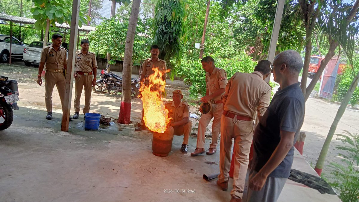 Chandaulifire's tweet photo. दिनांक 31.08.2026 को #DG_UPF&ES महोदय के आदेशानुसार #CFO_chandauli लिंक अधिकारी वाराणसी के निर्देशन में अग्निशमन प्रशिक्षण अभियान में उपस्थित पुलिस कर्मियों को प्राथमिक अग्निशमन उपकरणों के प्रभावी एवं सुरक्षित संचालन का प्रशिक्षण प्रदान किया गया।@fireserviceup @chandaulipolice https://t.co/daVW94PEey